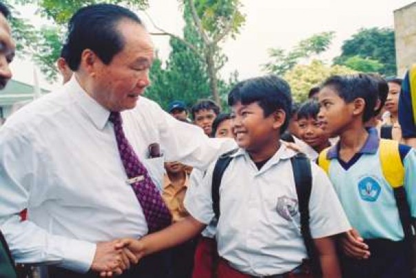 Foto kegiatan Eka Tjipta Widjaja semasa hidupnya. 