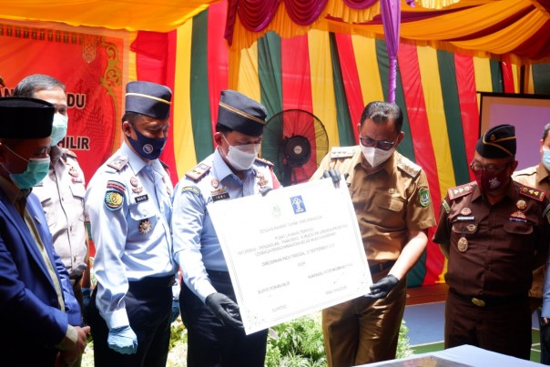 SAH, Bupati Rohil Serahkan Surat Hibah Lahan Lapas Bagansiapiapi yang Baru SAH, Bupati Rohil Serahkan Surat Hibah Lahan Lapas Bagansiapiapi yang Baru