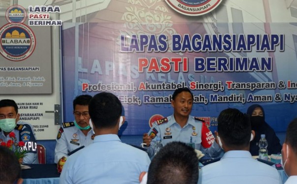 COVID-19 Masuk Lapas dan Rutan di Riau, Kalapas Bagansiapiapi Perkuat Tugas Jajarannya COVID-19 Masuk Lapas dan Rutan di Riau, Kalapas Bagansiapiapi Perkuat Tugas Jajarannya