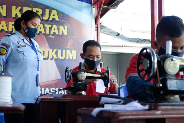 Produksi Masker, Warga Binaan Lapas Bagansiapiapi Berkarya Di Tengah Pandemi Produksi Masker, Warga Binaan Lapas Bagansiapiapi Berkarya Di Tengah Pandemi