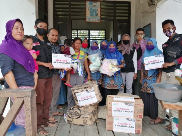 ACT Riau dan MRI salurkan bantuan ke warga di Kabupaten Desa Kuala Terusan Kecamatan Pangkalan Kerinci, Kabupaten Pelalawan, Riau, pada Selasa, (10/11/2020). /Dok ACT Riau