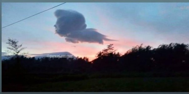 Ini penampakan awan mirip Semar di Gunung Merapi, Kamis. 