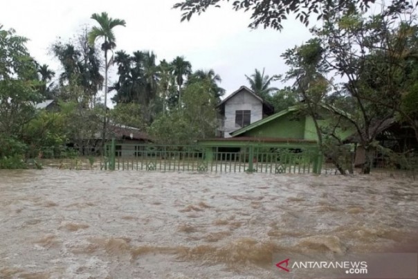 Rumah warga terendam banjir di Lhoksukon Aceh Utara, Senin pagi. 