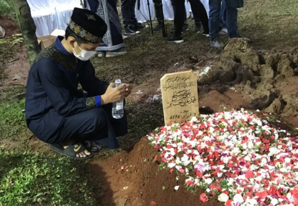 Hukum Membicarakan Orang yang Sudah Meninggal dan Dalilnya Hukum Membicarakan Orang yang Sudah Meninggal dan Dalilnya