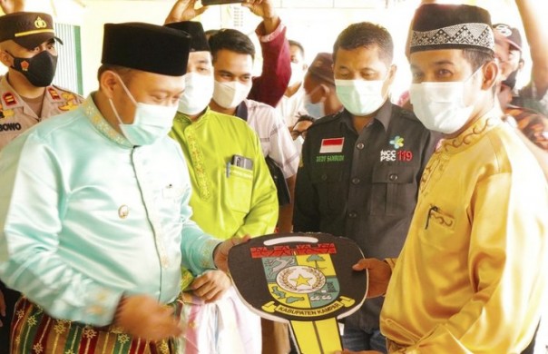 Bupati Kampar Serahkan Dua Unit Ambulan, Bisa Gratis Digunakan Warga Bupati Kampar Serahkan Dua Unit Ambulan, Bisa Gratis Digunakan Warga