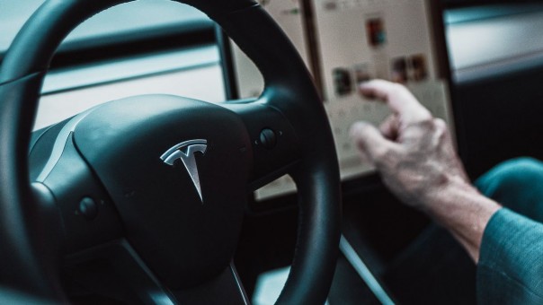 Boombox Diduga Bermasalah Lagi, Tesla Tarik Hampir 600 Ribu Mobilnya di AS Boombox Diduga Bermasalah Lagi, Tesla Tarik Hampir 600 Ribu Mobilnya di AS