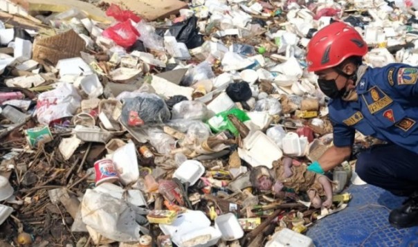 Mengenaskan! Bayi Dua Bulan Ditemukan Tewas Dalam Tumpukan Sampah di Kali BKB Jakpus