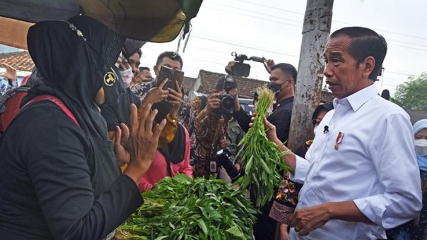 Jokowi Sebut Harga Minyak Goreng di Pasar Baros Serang Sudah 14 Ribu