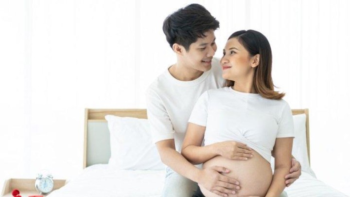 Tips Melakukan Hubungan Intim Saat Hamil, Terapkan Posisi yang Dianjurkan Seperti Berikut