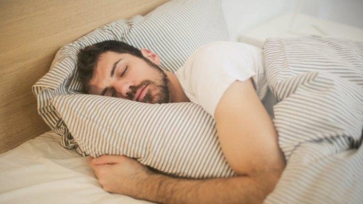 2 Posisi Tidur Paling Baik untuk Kesehatan Tulang Belakang, Posisi Tengkurap Paling Perlu Dihindari