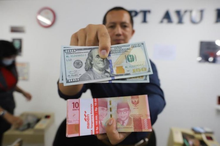 Melemah Tipis  Rupiah Bertengger Di Rp 15 529