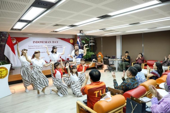 KBRI Bangkok Pamerkan Budaya Indonesia Pada Mahasiswa Thailand Di Universitas Tsammasat