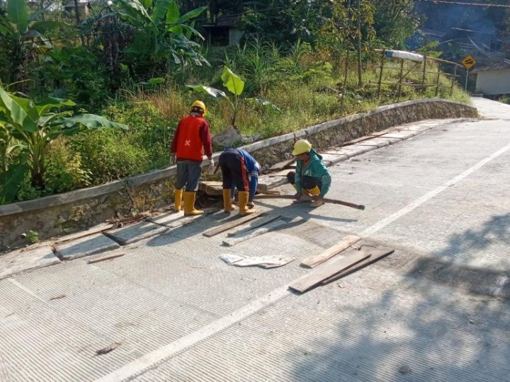 Kontraktor Kebut Perbaiki Jalan Pasir Kuray Cisitu yang Rusak Akibat Bencana Alam
